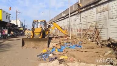 गुना: कलेक्टर के निर्देश पर म्याना में मुख्य चौराहे पर किए गए अतिक्रमण को पुलिस और प्रशासन की टीम ने हटाया