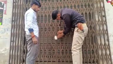 इटावा: कोतवाली इलाके में सीज आर्म्स की दुकान से कोर्ट के आदेश पर जमा कर असलहों को निकलवाया गया,नायब तहसीलदार व पुलिस रही मौजूद