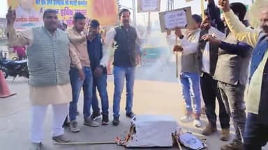 आज तिर्वा क्रासिंग कन्नौज पर ओबीसी मोर्चा के पदाधिकारियों द्वारा राहुल गांधी का पुतला फूंककर राहुल गांधी के माननीय प्रधानमंत्री मोदी जी के लिए दिए गए अभद्र बयान का विरोध किया।