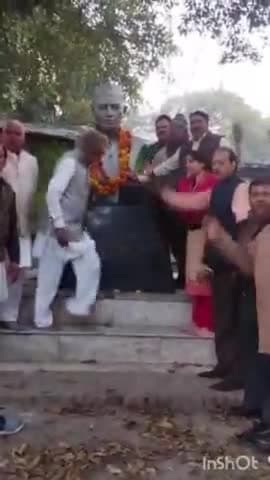 डिबाई: सरकार द्वारा चौधरी चरण सिंह को भारत रत्न दिए जाने की खुशी मे नरौरा में लोगो ने उनकी प्रतिमा पर माल्यार्पण कर मिठाई बांटी