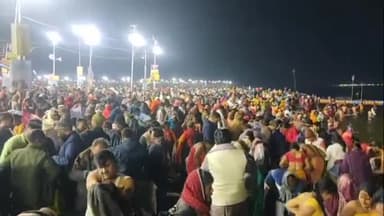 प्रयागराज: मौनी अमावस्या पर श्रद्धालु संगम में लगा रहे आस्था की डुबकी प्रयागराज के तट पर उमड़ा जन सैलाब