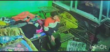 जालौन: जालौन की सब्जी मंडी में मोबाइल चोरी करने वाले युवक को दुकानदारों ने पकड़ा, पुलिस ने आरोपी युवक को हिरासत में लिया