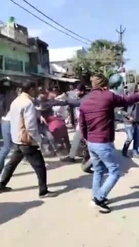 मुरादाबाद: मैनाठर में लोगों ने फाइनेंस कंपनी के कर्मचारियों को ईएमआई मांगने पर दौड़ा दौड़ा कर पीटा