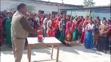 भदोही: भदोही में अग्निशमन विभाग ने औद्योगिक प्रतिष्ठान व ग्रामीण इलाकों में आग से बचाव को लेकर लोगों को किया जागरूक