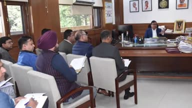 पंचकूला: लघु सचिवालय में उपायुक्त ने जिला स्तरीय टास्क फोर्स कमेटी (खनन) की आयोजित बैठक की अध्यक्षता की