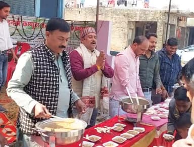 समाज सेवी अरुण केसरवानी एवं दुली अग्रहरि द्वारा कड़ा धाम से स्नान करके लौट रहे श्रद्धालुओं को वितरित किया गया प्रसाद