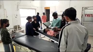 इटावा: सफारी पार्क के पास कार और बाइक के बीच हुई टक्कर, शादी समारोह से लौट रहे भाई-बहन समेत 4 लोग हुए घायल