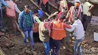 मिर्ज़ापुर: विंध्याचल रेलवे स्टेशन पर काम करते समय मिट्टी के मलबे दबने से एक मजदूर गंभीर रूप से हुआ घायल हालत गंभीर