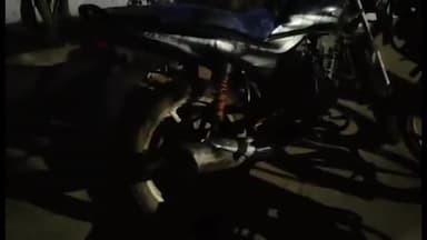 देवेंद्रनगर: नेशनल हाइवे-39 पन्ना सतना मार्ग के देवेंद्रनगर में भीषण हादसा बाइक सवार 4 लोगो को अज्ञात वाहन ने रौंदा एक कि मौत 3 घायल।