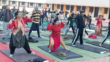 पन्ना: एमआरएस भवन के प्रांगण में योग चिकित्सा विज्ञान व ध्यान शिविर में लोग सीख रहे हैं स्वस्थ रहने के गुर।