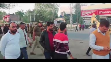 मऊरानीपुर: नगर में पुलिस व प्रशासन ने अतिक्रमण के खिलाफ की बड़ी कार्यवाही,सड़क किनारे लगे बालू गिट्टी व डस्ट के ढेरों को किया सीज।