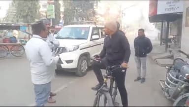 गोरखपुर: वार्ड नंबर-62 के माया बाजार में सफाई का निरीक्षण करने के लिए नगर आयुक्त  गौरव सिंह सोगरवाल साइकिल पर सवार होकर पहुंचे