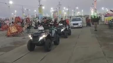 प्रयागराज: माघ मेला में सुरक्षा के दृष्टिगत नगर व गंगानगर DCP द्वारा ATV वाहन से रेतीले स्थानों पर किया गया भ्रमण