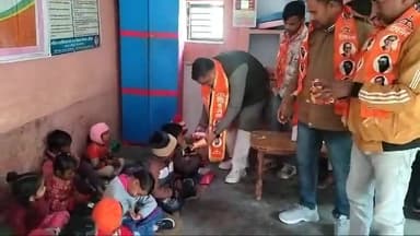 शिवसेना की ओर से श्री एकनाथ शिंदे साहेब के जन्मदिवस पर छोटे बच्चों को वितरण की गई खाने की सामग्री देवेंद्र प्रजापति