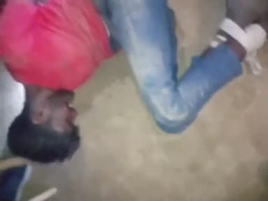 करछना: कुखुड़ी गांव में चोरी की नीयत से घर में घुसे युवक को ग्रामीणों ने पड़कर पीटाई के बाद पुलिस को सौंपा।