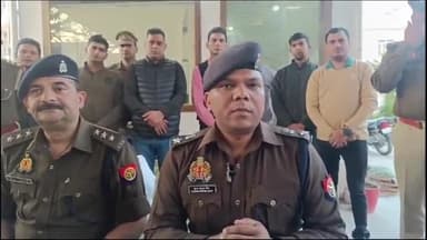 अमरोहा: मोहल्ला कटरा में बेटे ने पत्नी व एक साथी के साथ मिलकर की थी पिता बहन की हत्या पुलिस ने तीनों को पकडा