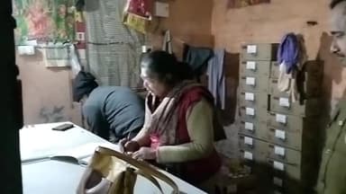 गोंडा: आबकारी निरीक्षक ने पुलिस बल के साथ कस्बा धानेपुर में विदेशी मदिरा व बीयर की दुकान पर की छापामारी