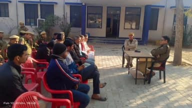 बुहाना: बुहाना थाना परिसर में डीएसपी गोपाल सिंह ढाका ने सीएलजी सदस्यों व पुलिस कर्मियों की ली बैठक