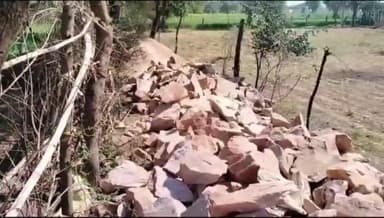 रामगढ़ पचवारा: पातलवास गांव में पत्थर डालकर टाइल्स रोड से बना हुआ रास्ता किया बंद, आने व जाने के लिए दो ढाणियों के 100 लोग परेशान