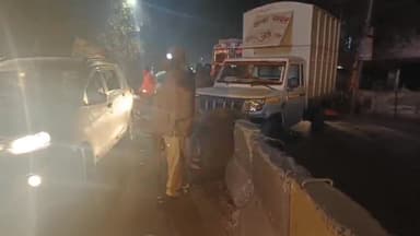 हरदोई: शहर के सिनेमा चौराहे पर डिवाइडर से टकराई पिकअप पीछे आ रही बलेनो कार पिकप में घुसी,चालक पुलिस हिरासत में