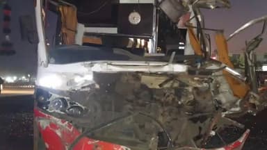 कांके: रांची के नामकुम थाना क्षेत्र स्थित रामपुर रिंगरोड चौराहे के पास।बस ने ट्रक को मारी टक्कर, दो गंभीर रूप से घायल