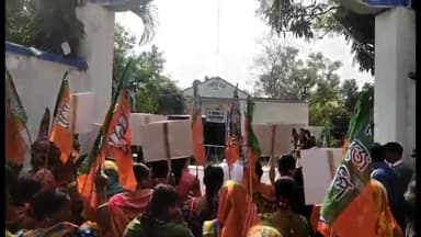 খাতড়া: সন্দেশখালীর ঘটনার প্রতিবাদে  খাতড়া থানা ঘেরাও করে বিক্ষোভ দেখালো বিজেপির মহিলা মোর্চা