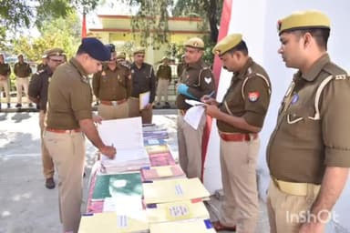 उरई: एट थाना परिसर का पुलिस अधीक्षक ने किया निरीक्षण, कमी मिलने पर पुलिसकर्मियों को लगाई फटकार