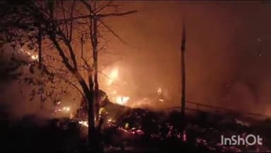 बहराइच: इंदिरा स्टेडियम के पास अज्ञात कारणों से जूते की दुकान में लगी आग