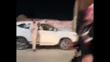 अमरोहा: आजाद रोड पर बारात लेकर जा रहे दूल्हे के दोस्तों ने चुबोई सुईं दूल्हे ने भाग कर बचाई जान वीडियो हुआ वायरल