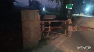 शिवहर: शनिवार की देर रात सुगिया कटसरी गांव में ईट लदा ट्रैक्टर खेत में पलटा, बड़ा हादसा टला, चालक ने खुद कर बचाई जान