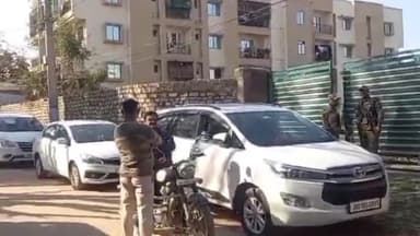 कांके: राजस्व उपनिरीक्षक भानु प्रताप को बरियातू लेकर पहुंची ईडी की टीम, जमीन घोटाले मामले में कर रही पूछताछ