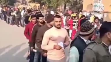 ज्ञानपुर: भदोही जिले में बनाये गए 19 सेंटरों पर आज समीक्षा अधिकारी,सहायक समीक्षा अधिकारी की परीक्षा देने के लिये पहुंचे अभ्यर्थी