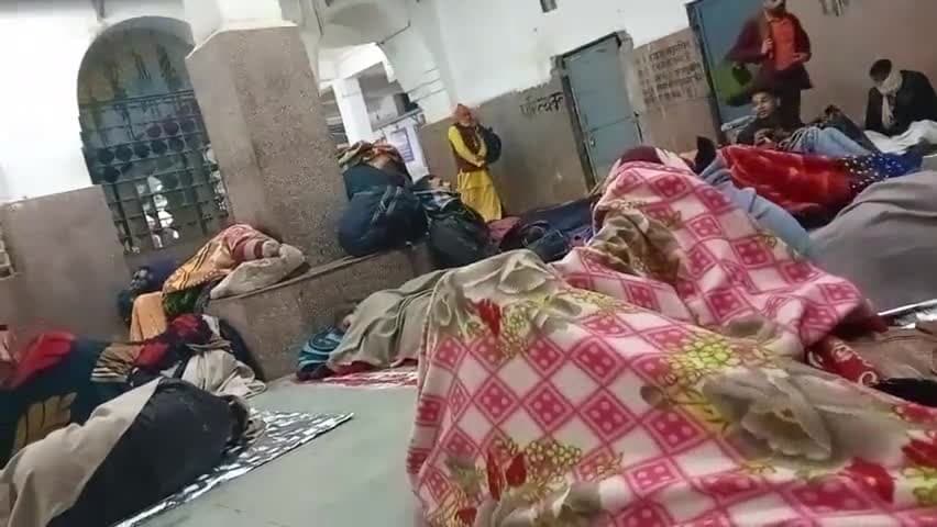 RO/ARO की परीक्षा को लेकर उम्मीदवारो का हुजूम इटावा स्टेशन पर #RO/ARO #examination #etawah14