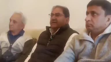 जगाधरी: हाई कोर्ट से राहत मिलने के बाद यमुनानगर के पूर्व विधायक दिलबाग सिंह से मिलने पहुंचे इनेलो नेता अभय चौटाला