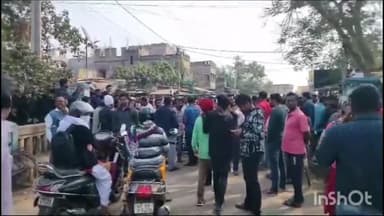 খাতড়া: পাঁপড়া ব্রীজ মোড় থেকে আড়কামা পর্যন্ত রাস্তা সংস্কারের দাবিতে পাঁপড়া ব্রীজ মোড়ে পথ অবরোধ স্থানীয় বাসিন্দাদের।