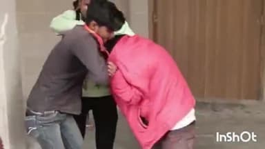 मिर्ज़ापुर: विंध्याचल मां विंध्यवासिनी के धाम में दर्शनार्थियों के फोटो खींचने को लेकर दो फोटोग्राफरों में हुई मारपीट, वीडियो वायरल