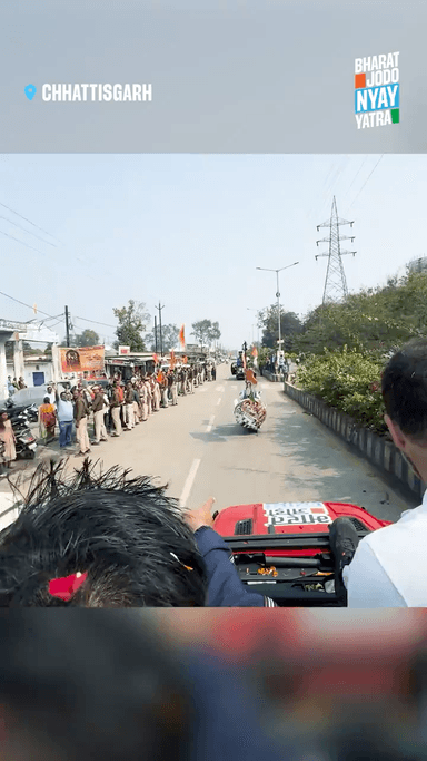 मोहब्बत में बहुत ताकत होती है ❤️

BJP के कार्यकर्ता विरोध करने के लिए खड़े थे। 

लेकिन  जननायक @RahulGandhi जी उनसे मिले, तो नजारा कुछ यूं बना 👇