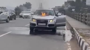 कालका: सूरजपुर पुल पर चलती ऑडी कार में लगी आग, कार जलकर हुई राख