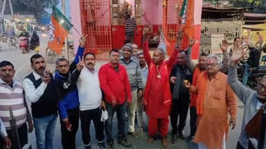 सोनपुर: बिहार विधानसभा में एनडीए गठबंधन को पूर्ण बहुमत हासिल होने पर भाजपा कार्यकर्ताओं ने एक दूसरे को मिठाई खिलाकर मनायी जश्न