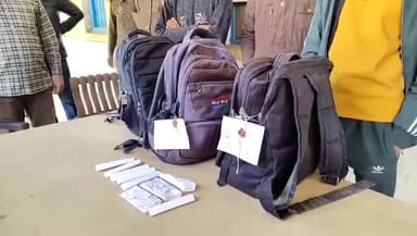 इटावा: रेलवे स्टेशन से जीआरपी पुलिस ने मुखबिर की सूचना पर 54 किलो 540 ग्राम चांदी को पकड़ा ,3 लोगो को हिरासत में लिया ।