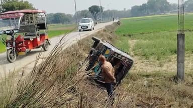अनियंत्रित अल्फा गाड़ी गड्ढे में गिरी बाल बाल बच्चे लोग ड्राइवर जितेन्द्र यादव सवारियों को लेकर जा रहा था CHC इस्माइलपुर