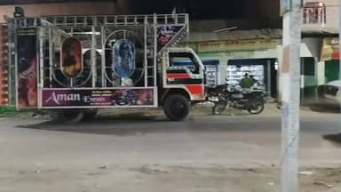 राष्ट्रीयराजमार्ग2 को प्रदेश की राजधानी लखनऊ से जोड़ने वाले मुख्य मार्गकोDJ संचालक ने देवीगंजSBIके सामने जबरन किया बाधित