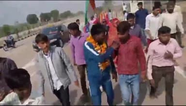 रामगढ़ पचवारा: कश्मीर से कन्याकुमारी तक 5000 किलोमीटर की यात्रा पूरी कर अपने गांव लौटे हीरालाल, लोगों ने किया भव्य स्वागत