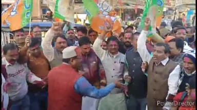 कहरा: विश्वासमत हासिल करने पर NDA गठबंधन के नेताओं व कार्यकर्ताओं ने शंकरचौक पर
एक दूसरे को मिठाई खिला व गुलाल लगा मनाया जश्न