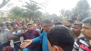 খাতড়া: পাঁপড়া ব্রীজ মোড়ে পথঅবোরধ স্থলে পৌঁছে বেহাল রাস্তার কথা স্বীকার করলেন খাতড়ার বিডিও