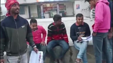 बरौली: बरौली थाना परिसर में सरस्वती पूजा पंडाल स्थापित करने को लेकर लाइसेंस लेने के लिए पहुंचे युवक, 50 लाइसेंस निर्गत।