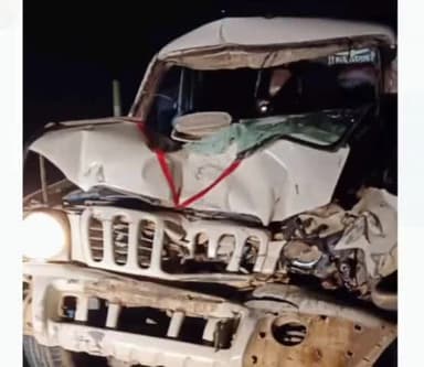 आज़मगढ़: निजामपुर के पास पूर्वांचल एक्सप्रेस-वे के सर्विस लेन पर सरिया लदी ट्रैक्टर ट्रॉली से टकराई स्कॉर्पियो, 1 की मौत व 1 घायल