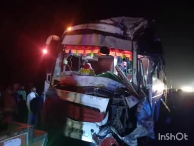 छिबरामऊ: आगरा लखनऊ एक्सप्रेस वे के 149 कट पर डबल डेकर बस आगे चल रही गाड़ी से टकराई एक दर्जन लोग हुए घायल कराया गया भर्ती