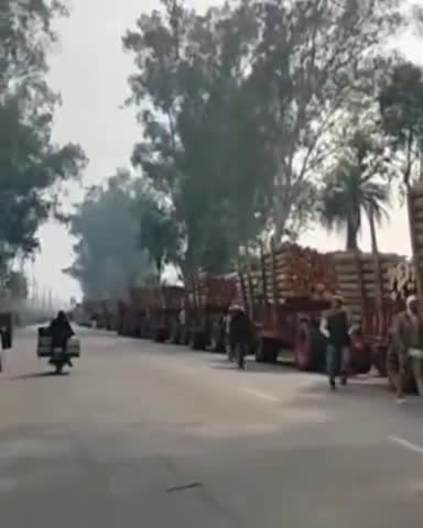 जगाधरी: मार्केट फीस की अदायगी को लेकर आढ़तियों ने सहारनपुर रोड पर ट्रॉलियों को साइड में लगाकर किया प्रदर्शन