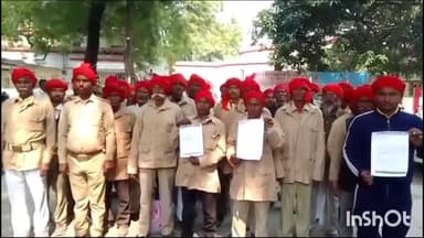 मिर्ज़ापुर: ग्राम प्रहरी चौकीदार संघ ने वेतन व अपनी मूल समस्याओं को लेकर कलेक्ट्रेट  में प्रदर्शन कर डीएम को सौंपा ज्ञापन